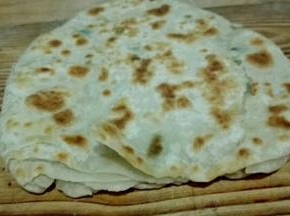 平底锅到底油，煎至两面金黄色，出锅摔几下饼，使其层次松软