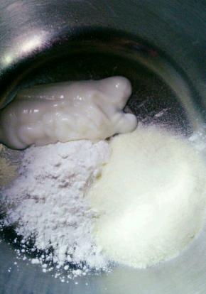 将酸奶，奶粉，玉米淀粉到一起