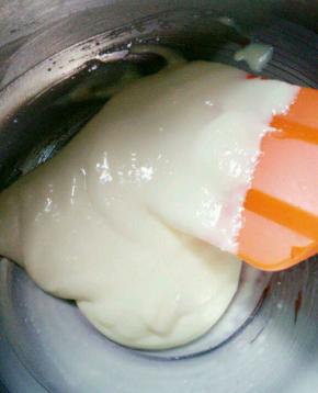 用硅胶刮刀拌匀，随便搅拌，不限手法，拌细腻没有颗粒就行了