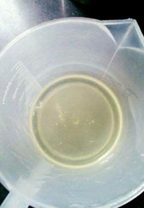 蛋白倒进无水无油的容器里，最好小点的容器，到几滴柠檬汁或者白醋，没有可不放