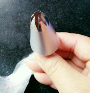 补充一下，打蛋白前准备好裱花嘴放进裱花袋里，我用的三能7082花嘴，这种挤出来的花型比较好看