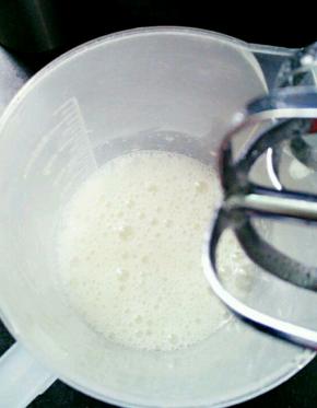 蛋白打至鱼眼泡泡的时候加入八克糖粉