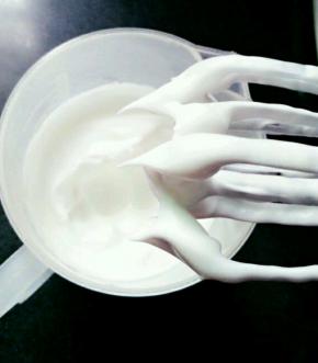 然后继续打，这里很重要，切记，蛋白打到八九成发就可以了，有光泽度，提起打蛋器有小弯钩，一定一定不能打过了，不然你的溶豆就失败了