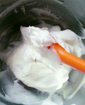 打好后，将蛋白全部倒进之前的酸奶糊里，用翻拌的手法，拌的次数不能多，快快了事，拌多了就消泡了，出来的就会是一摊