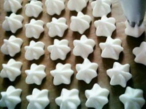 装入裱花袋挤进垫好油布的烤盘里，油纸也可以