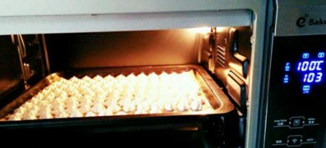 挤好的溶豆放进提前预热好的烤箱里，中层上下火100度烤60分钟，我这个分量刚好可以42升的烤盘一盘，如果你也刚好是42升的，然后你没有集满，说明消泡了