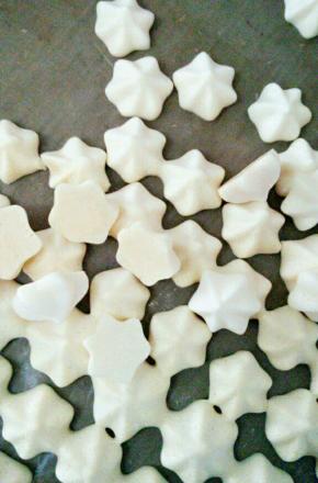 烤好的溶豆很轻易就可以从油布取下，如果有粘连，说明没熟透，可以再多烤几分钟，好了，简单美味的小零食就做好了，小孩子绝对大爱哦，我家姑凉一次可以吃一盘