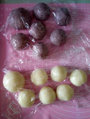 将面团和麻薯平均分成几份，滚圆，盖上保鲜膜松弛面团