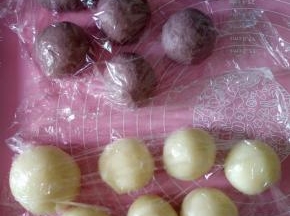 将面团和麻薯平均分成几份，滚圆，盖上保鲜膜松弛面团