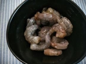虾剥壳，用酒，黑胡椒粉腌制一下