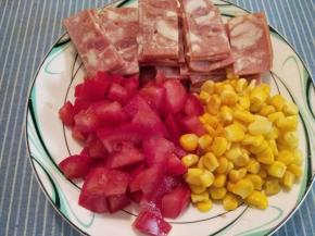 西红柿切丁，培根切片备用