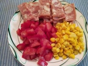 西红柿切丁，培根切片备用