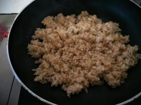 饭放油和披萨酱炒至稍干