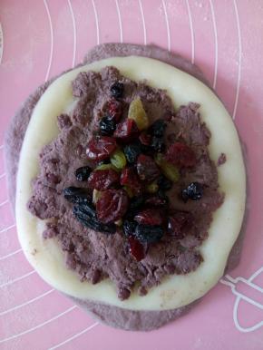 面团擀开，放上已经擀开的麻薯，再放上豆沙馅，最后放上果干