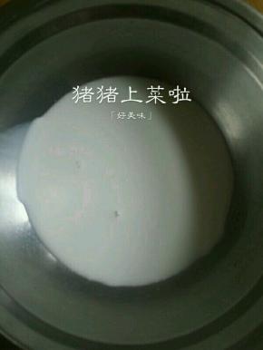 55克纯牛奶倒进大碗里