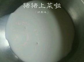 55克纯牛奶倒进大碗里