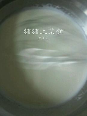 然后搅拌至白糖融化，可以隔热水搅拌，这样白糖比较好融化