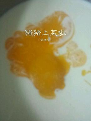 搅拌好后将两个蛋黄倒进去，搅拌均匀，就成蛋挞水了。