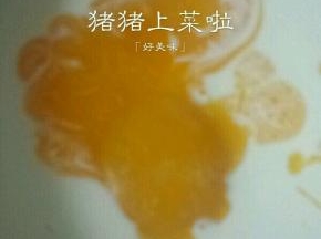 搅拌好后将两个蛋黄倒进去，搅拌均匀，就成蛋挞水了。