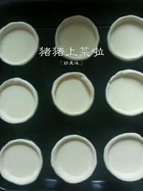 将蛋挞水倒进挞皮里八分满就可以