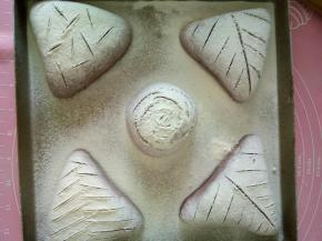 包好，筛上面粉，割口，发酵至两倍大。放入预热好的烤箱180度20分钟（时间和温度根据自家烤箱调整）