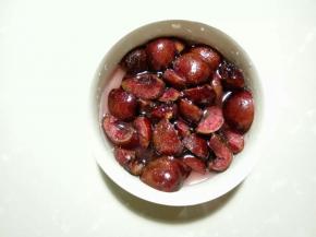 提前一天车厘子去比柄去核， 切成四瓣，加入郎姆酒和糖腌渍