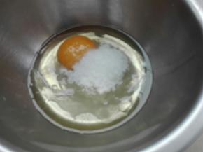 鸡蛋，玉米油，糖混合