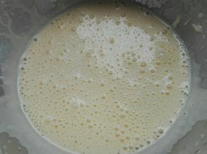 打蛋器打发至颜色发白