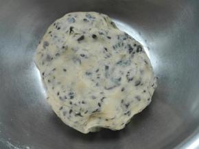 调成无干粉面团，不要过度揉，盖保鲜膜醒发30分钟