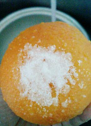 首先橙子用盐使劲将皮搓洗干净，多洗几遍