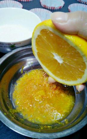 然后橙子切一半，挤出50克橙汁放皮屑一块儿备用