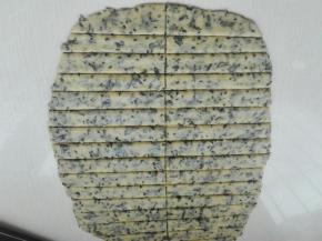 擀成大片，切成均等长条