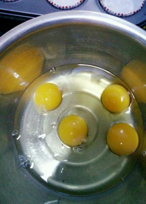 鸡蛋打进打蛋盆里，稍大点的盆