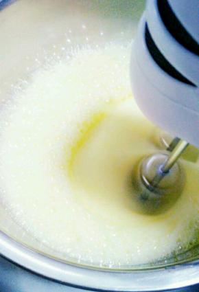 隔开水开始打发鸡蛋，打一会儿用手指插进鸡蛋里，鸡蛋温温的时候将打蛋盆拿出来继续打