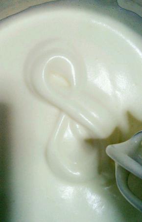 打至原来的五倍大左右打发好的鸡蛋变的非常浓稠发白，类似戚风蛋糕糊，打蛋器提起鸡蛋画8字不会很快消失，这个状态就说明打好了