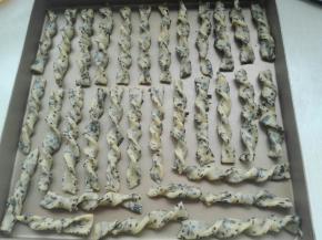 两头朝相反方向扭转，依次摆放烤盘中