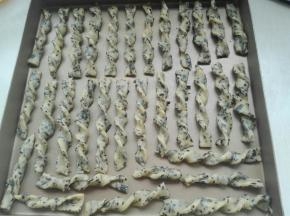 两头朝相反方向扭转，依次摆放烤盘中