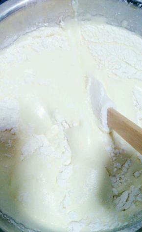 用翻拌的手法快速将面粉拌匀，没有颗粒，记得要快，不能拌多了，海绵蛋糕很容易消泡