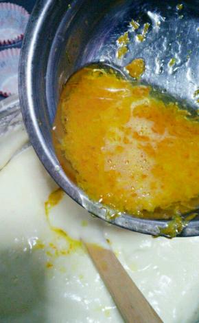 拌好后倒进之前准备好的橙皮橙汁油，拿刮刀挡一下，不要直接冲进蛋糊里