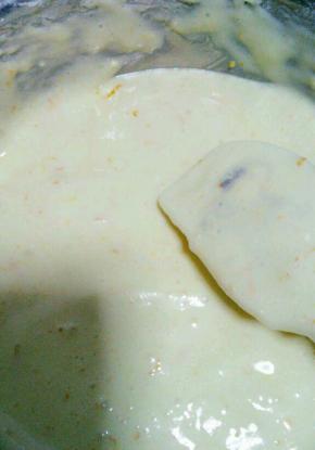 继续之前的翻拌手法，将蛋糕糊拌匀，一定不能拌太多次，手法要快