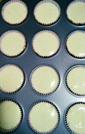 拌好的蛋糕糊倒进纸杯里，大概八九分满，我这个分量可以做十六到十八个纸杯，中号纸杯，如果没有这么多说明消泡了