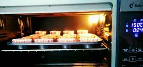 放进烤箱中层上下火150度，25到30分钟，烤好的蛋糕不用倒扣，热乎着更好吃，满屋子都是橙子味