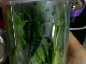 准备一把菠菜洗干净掐断放进料理机，到点水进去，不然不好打