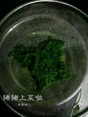 用滤网过滤掉菜渣留汁，其实这个菜渣不过滤也行，已经打的很碎了