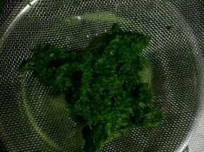 用滤网过滤掉菜渣留汁，其实这个菜渣不过滤也行，已经打的很碎了