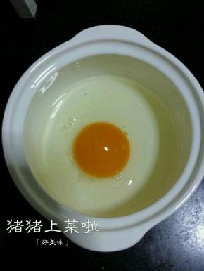 碗里磕入一个鸡蛋