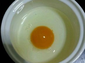 碗里磕入一个鸡蛋