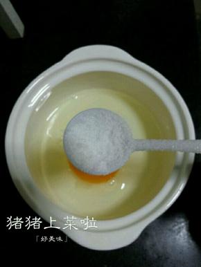 加一点点盐，1岁以下的宝宝不建议吃盐，可以不放