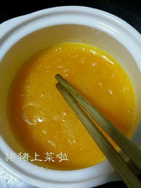 用筷子将鸡蛋打散