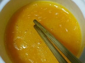 用筷子将鸡蛋打散